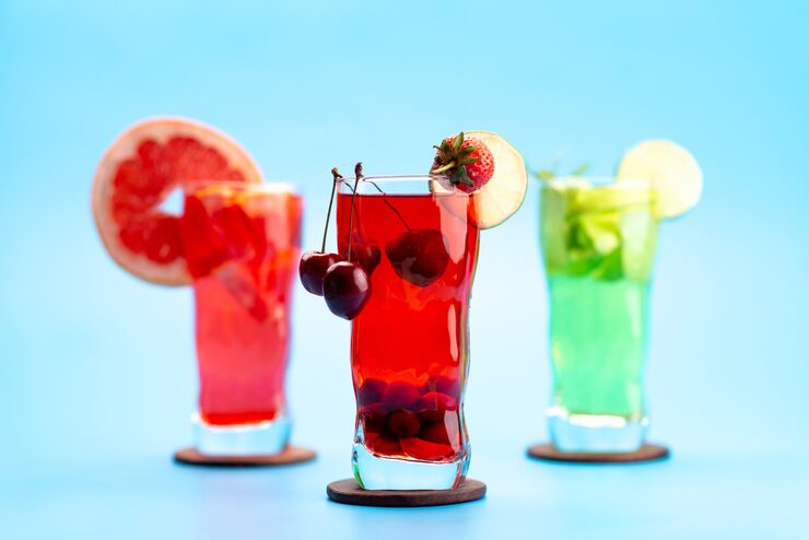 Kolorowy drink z kostkami lodu