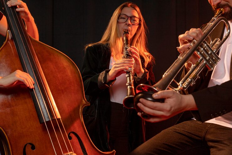 Koncert jazzowy na żywo wieczorem