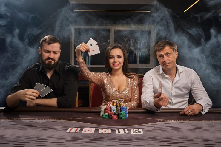 Gracze przy stole pokerowym wieczorem