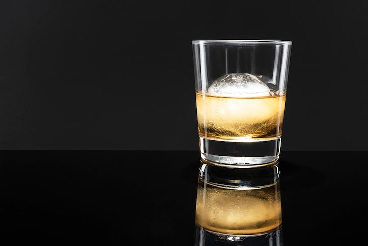 Szklanka whisky z gęstym dymem