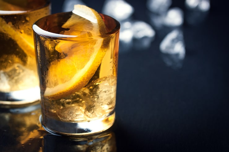 Błyszczące żetony obok szklanki whisky