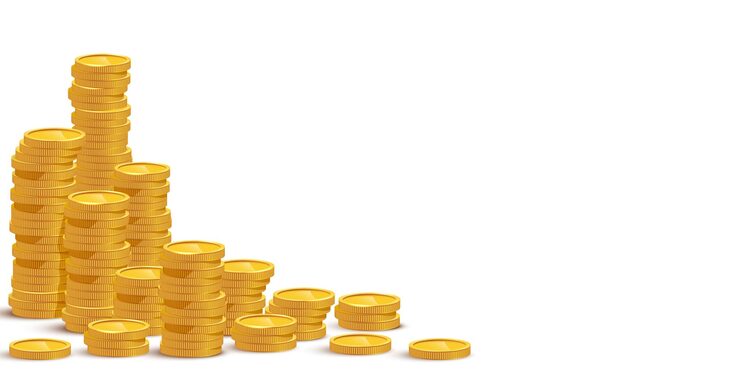 Stos złotych żetonów na stole